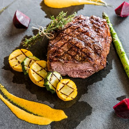 Holiday Inn Cucuta By Ihg Exterior foto A steak prepared with vegetables