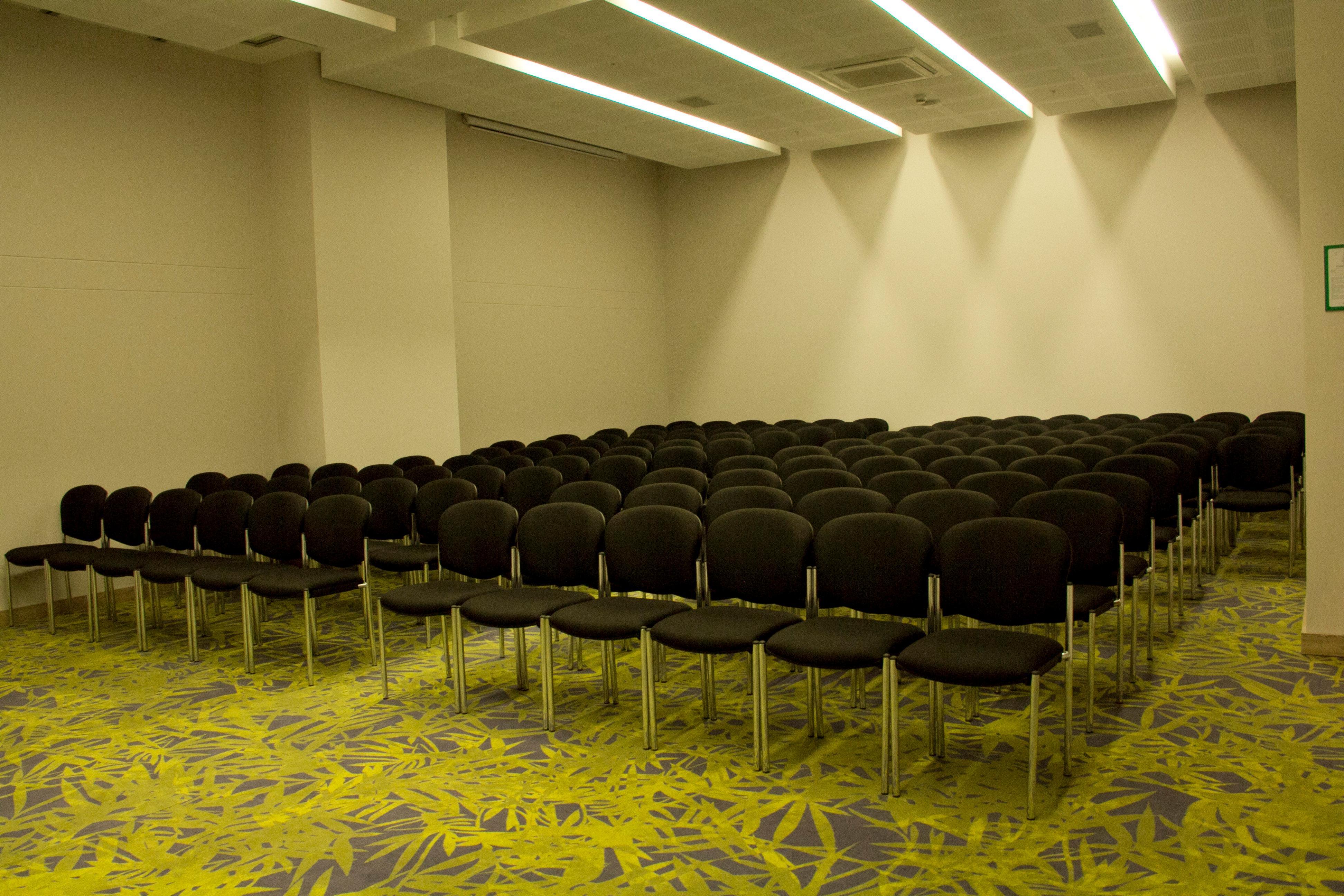 Holiday Inn Cucuta By Ihg Exterior foto A typical conference room