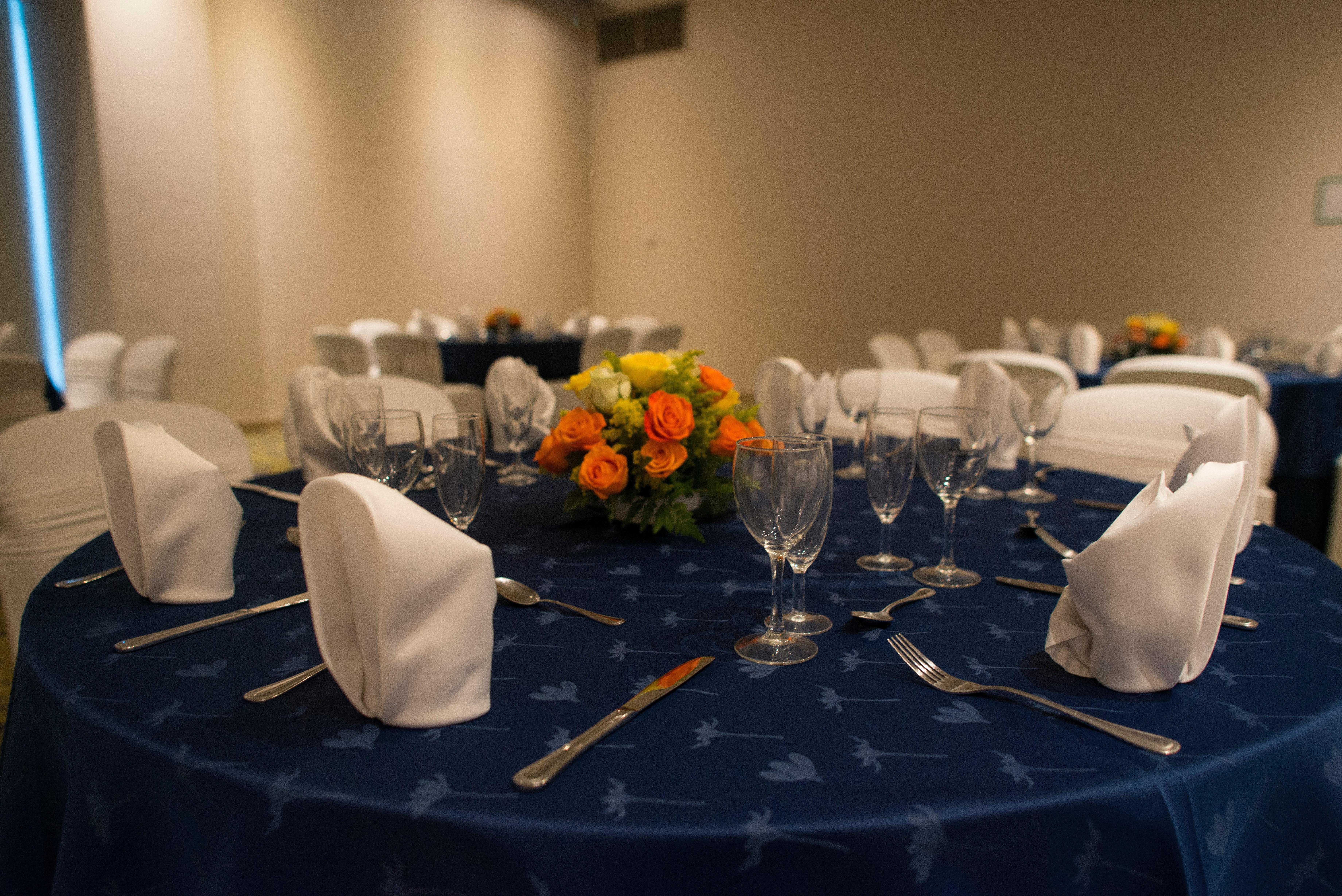 Holiday Inn Cucuta By Ihg Exterior foto A table set for a formal dinner