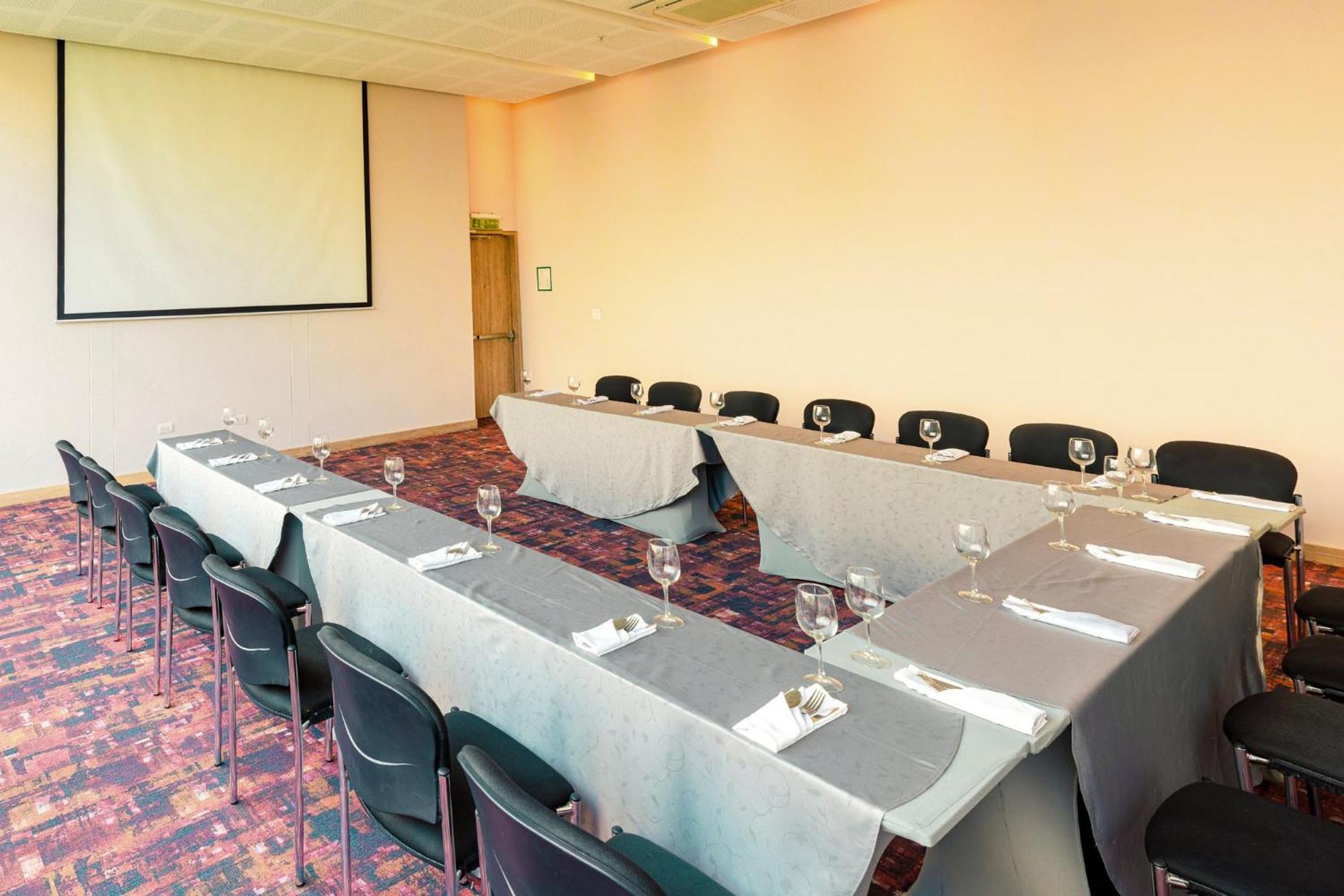 Holiday Inn Cucuta By Ihg Exterior foto The meeting room