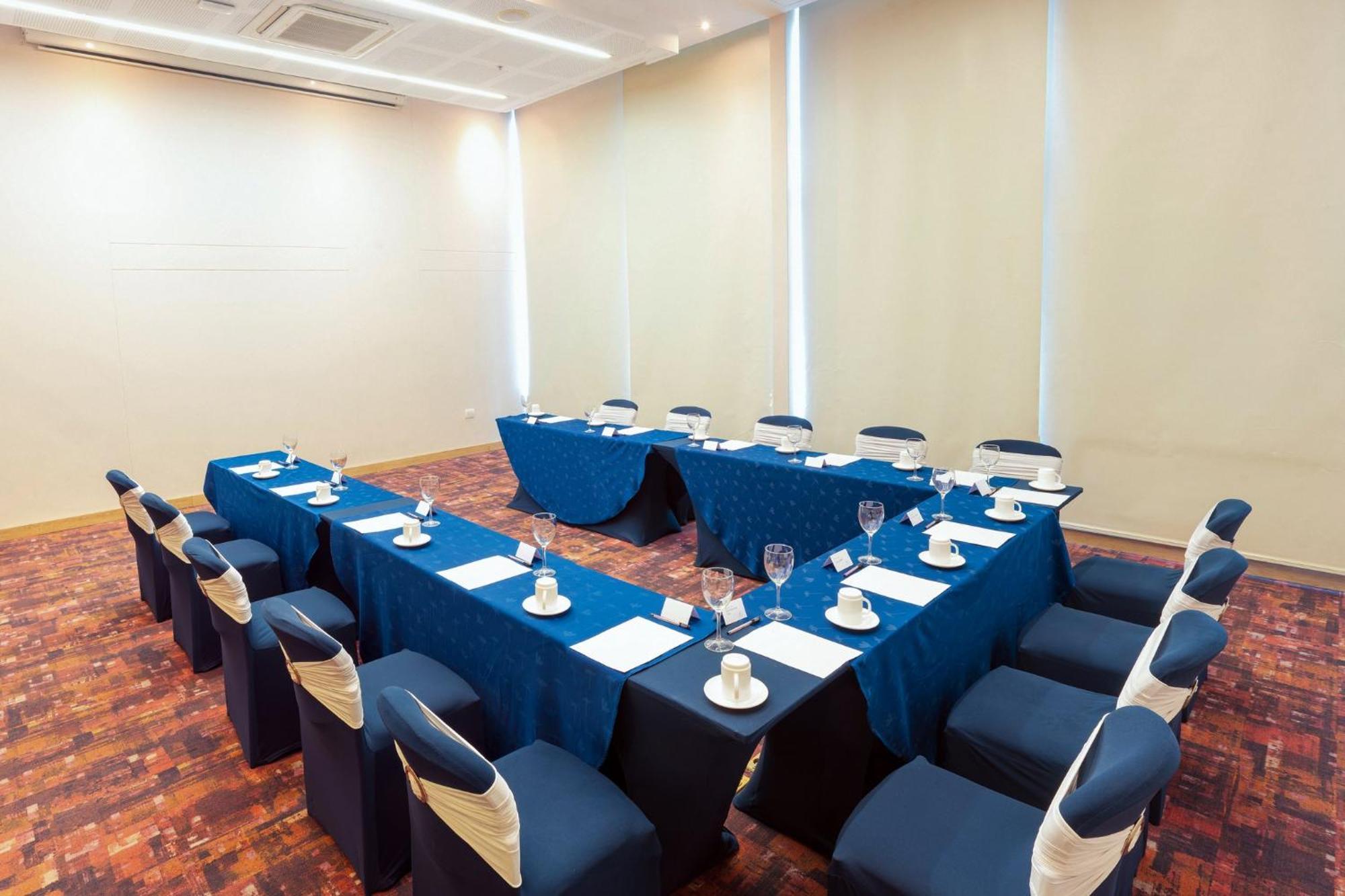 Holiday Inn Cucuta By Ihg Exterior foto Meeting room