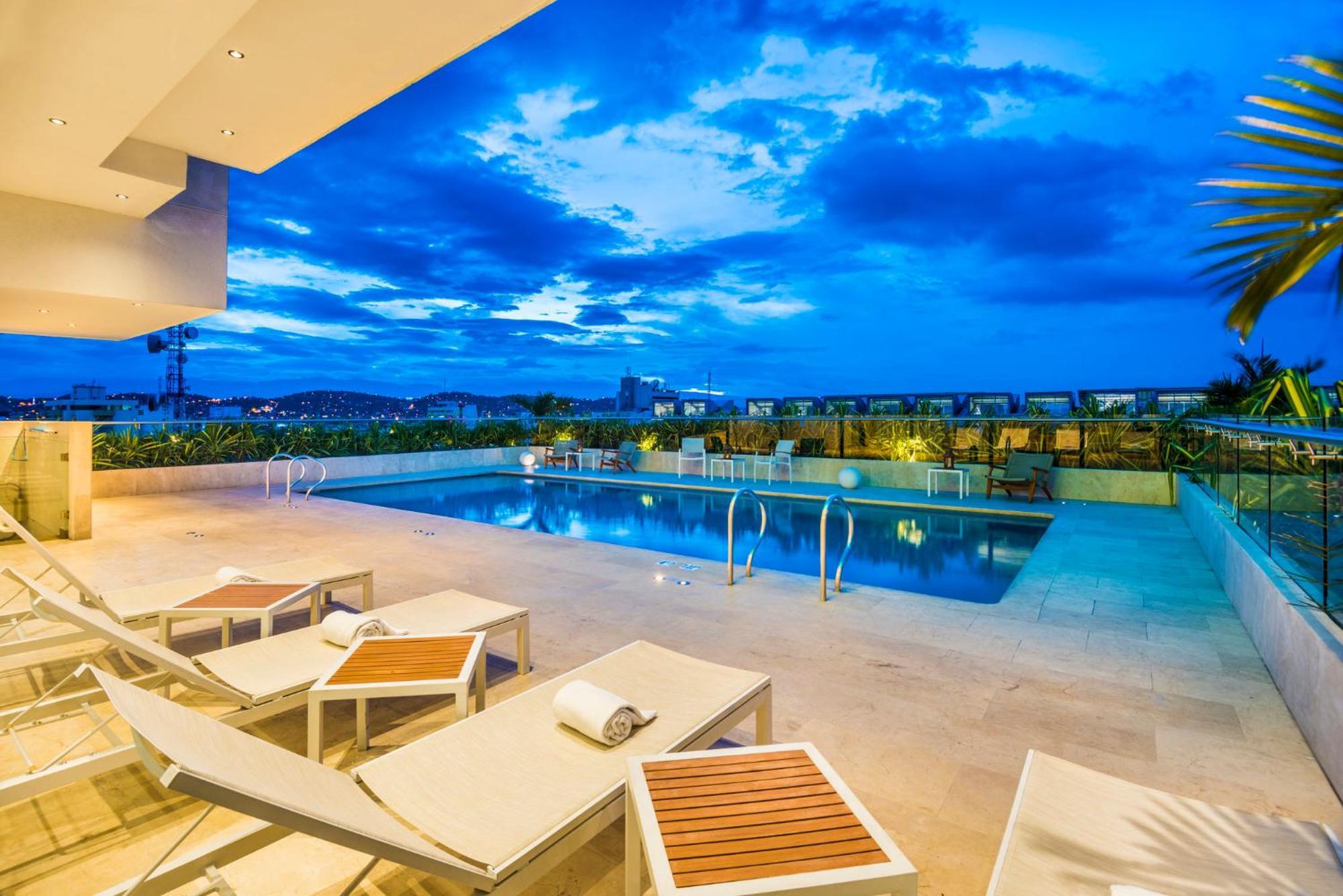 Holiday Inn Cucuta By Ihg Exterior foto Rooftop pool at the hotel