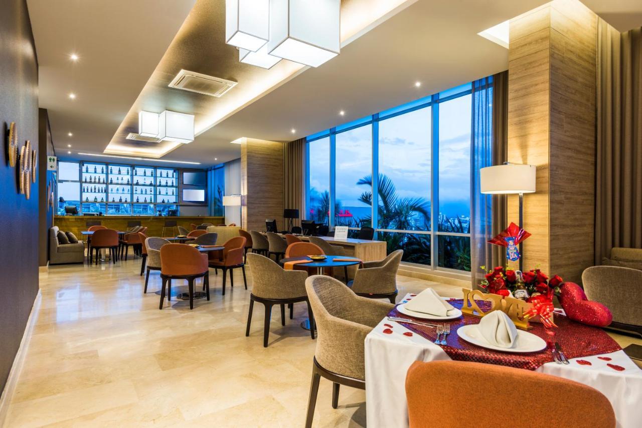 Holiday Inn Cucuta By Ihg Exterior foto The Club Lounge at the 36th floor